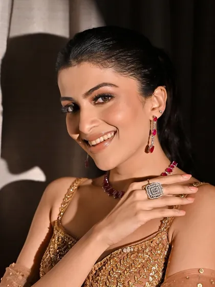 Her smile says it all. This look is designed to make you feel confident and beautiful, with dramatic eyes and glowing skin.