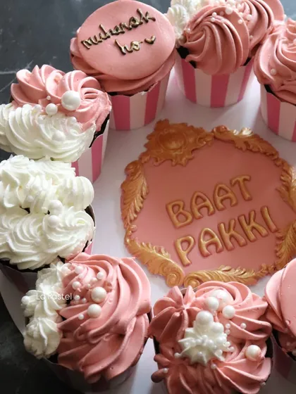 Another angle of the pink and white themed cupcakes, decorated with edible pearls for that extra sparkle. Everything is 100% egg-free.