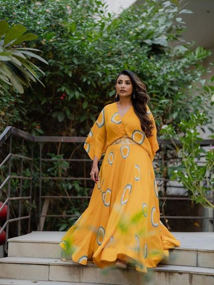 A beautiful Haldi look that is easy and fuss-free. The makeup features statement eyes and a bold lip, perfectly complementing her vibrant yellow dress.