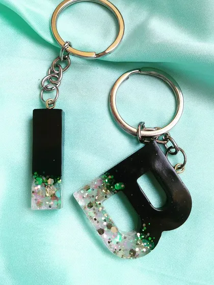 For a bolder look, I made these 'I' and 'B' initial keychains using a striking black and iridescent glitter combination. The glitter catches the light beautifully against the solid black resin.