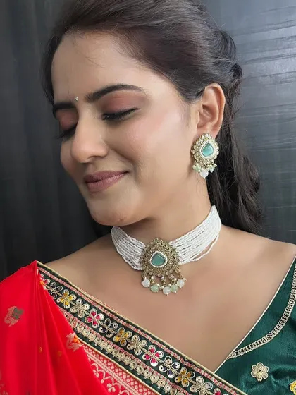 A close-up of the makeup for this beautiful Maharashtrian look. The soft pink eyeshadow and glowing skin create a romantic and timeless feel.