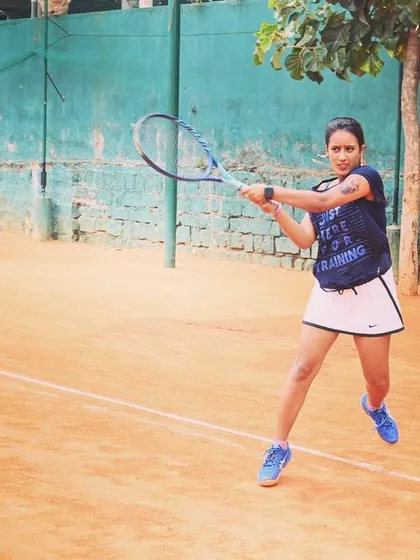 Everything is earned on the court. This shot from a training session on clay captures the focus and determination required for every backhand and forehand. This is the work ethic I practice myself and pass on to my students during our tennis lessons.
