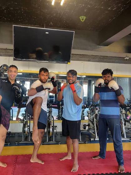 The team is looking ready for Lumpinee stadium! A great shot of the crew practicing their Muay Thai kicks and boxing guard after a session.