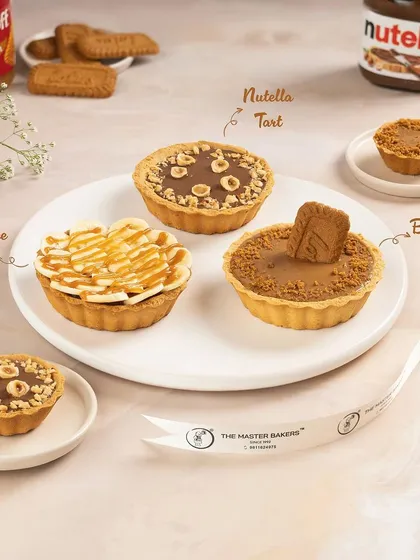 A helpful guide to our tart and pie selection. Here you can clearly see the delicious toppings on our Banoffee Pie, Nutella Tart, and Biscoff Tart.