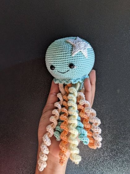 Another view of the hand-held jellyfish amigurumi.