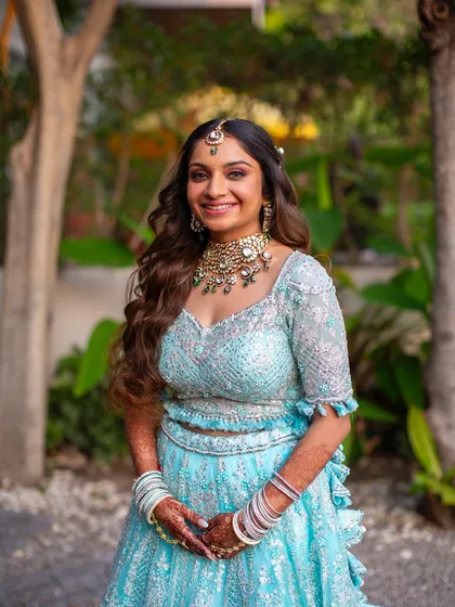 For the bride who dreams of a fairytale moment. We created these soft, voluminous waves for a romantic and effortless wedding day look. This open hairstyle is perfect for daytime events or a reception, letting your hair flow beautifully.