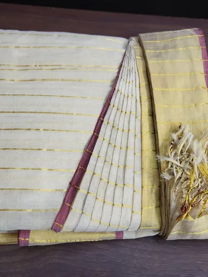 This Kerala kasavu style saree shows how the fluffy pleats remain intact even after being box-folded.