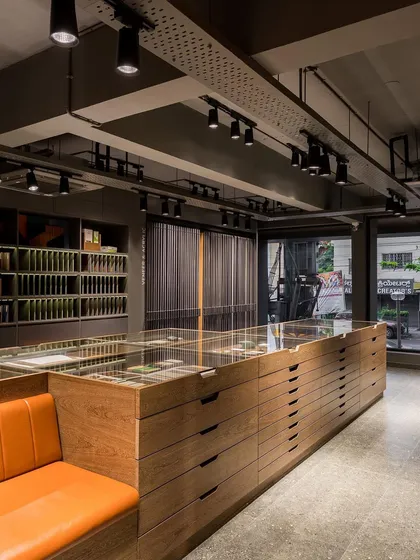The large glass top of the central island provides a durable and elegant surface for client consultations.