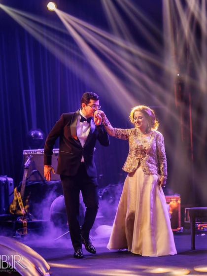 The parents of the bride setting super cute romance goals with their elegant and heartfelt performance.