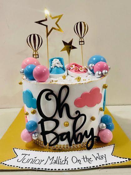 A different look at the "Oh Baby" shower cake, highlighting the hot air balloon and star toppers.