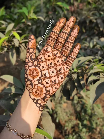 Another Eid henna inspiration. This one features a full jaal or net pattern, which is a classic and always beautiful choice.