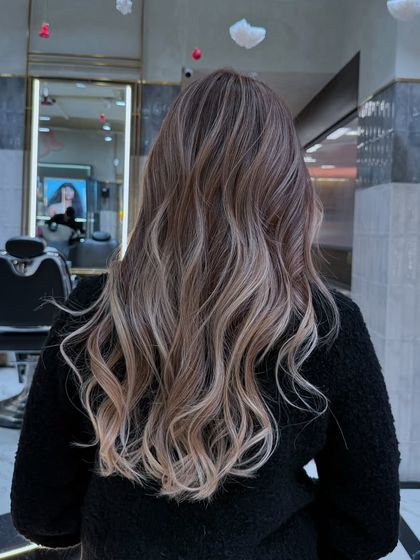 For that natural, just-woke-up-like-this glow, I always recommend an ash blonde balayage. It's effortlessly chic and grows out beautifully.