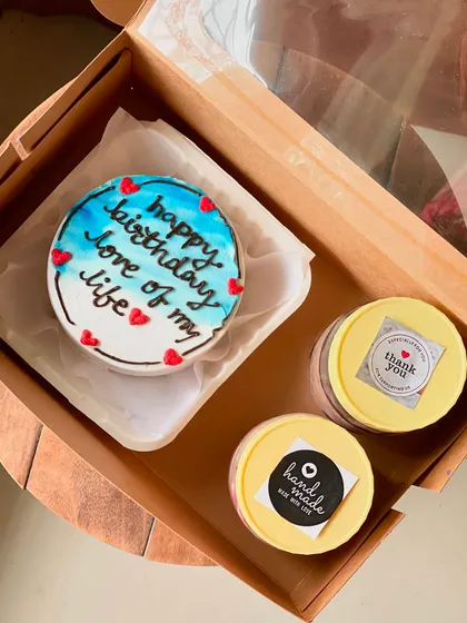 This gift set features a bento cake with the message "happy birthday love of my life" and two cake jars. The blue and white ombre effect on the cake adds a beautiful touch.