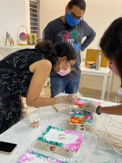 A unique anniversary celebration! This couple chose a private alcohol ink workshop to create personalized art together. A truly memorable way to mark a special day.