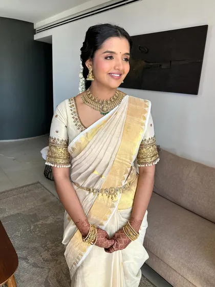 A full-length view of the stunning Kasavu saree and the complete bridal look. South meets style, and saree meets slay.