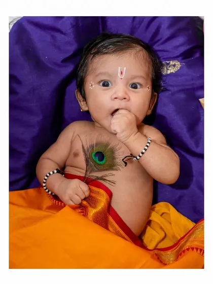 Look at this little one's curious eyes. Capturing these awake and playful moments during a newborn shoot is so special. This is baby Krishiv, full of expression during his Kanha-themed session, a perfect example of a newborn's emerging personality.