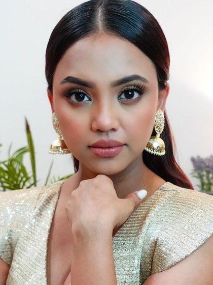 A direct portrait showcasing this bronzy, glamorous makeup look. The defined eyes and glowing skin make it perfect for an evening event.