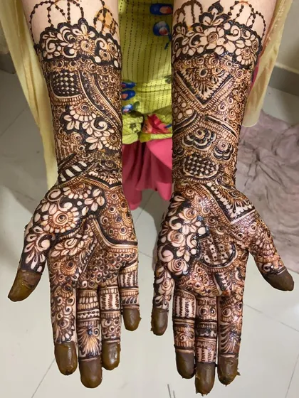 A full bridal design with intricate patterns and filled fingertips.