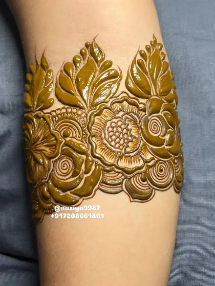 A stunning floral armband design. This is a very stylish and modern way to wear henna, perfect for parties and festive gatherings.
