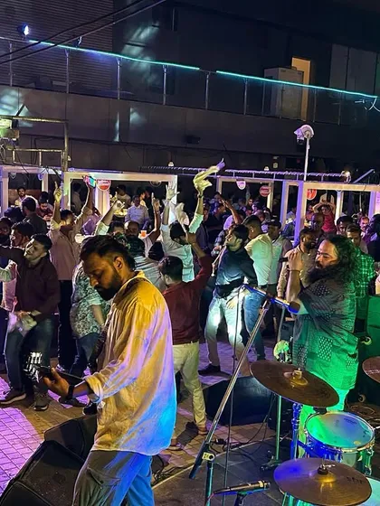 The crowd at the Arihant party was just fantastic. We love it when the audience gets as into it as we do.