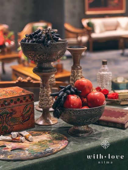 An artist's palette and paints are used as decor elements, a direct nod to the theme. These small details show our commitment to creating a truly personalized and immersive experience.