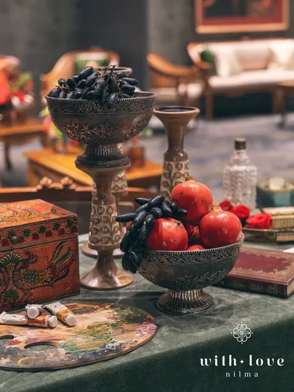 An artist's palette and paints are used as decor elements, a direct nod to the theme. These small details show our commitment to creating a truly personalized and immersive experience.