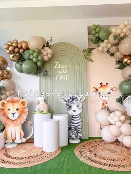 A full view of the jungle safari setup, showing how we balance balloon garlands, props, and backdrops to create a cohesive and charming party scene.