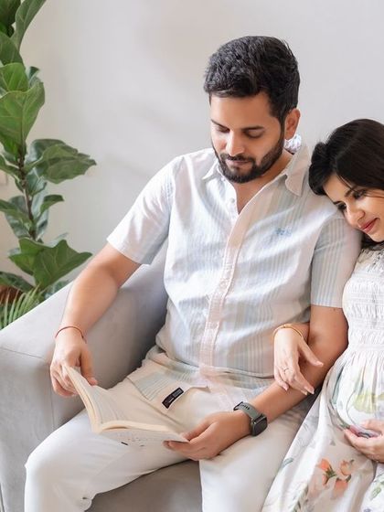 A quiet, reflective moment during a relaxed at-home maternity shoot.