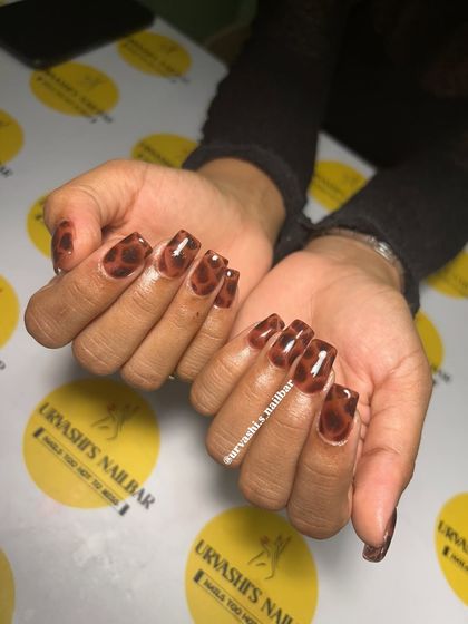 A classic and chic animal print. This tortoiseshell design has rich, warm brown tones and a glossy finish, making it a timeless and sophisticated choice.