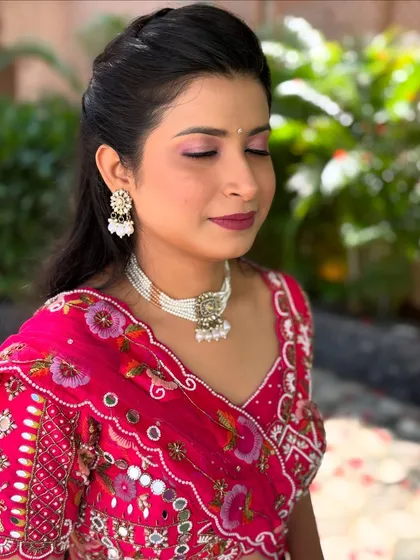 This is my signature soft glam look, perfect for bridesmaids or family members. It focuses on enhancing natural beauty with soft pink tones on the eyes and cheeks and a comfortable matte lip, ensuring it lasts all day.