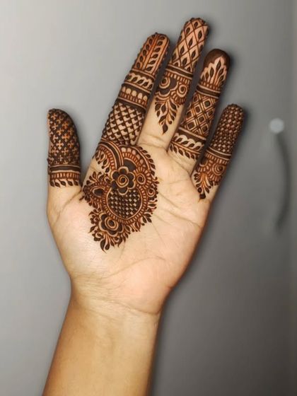 Another shot of this detailed party henna, perfect for a quick and beautiful application.