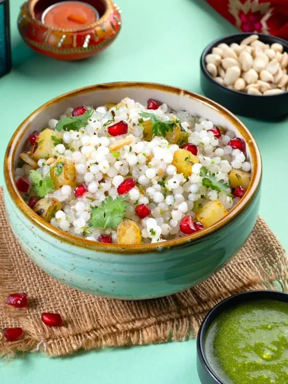 Fasting doesn't have to be boring. My Sabudana Khichdi is a perfect example. It's light, fluffy, and packed with flavour from potatoes, peanuts, and juicy pomegranate seeds, served with a fresh mint chutney. This is sattvic food that truly satisfies.