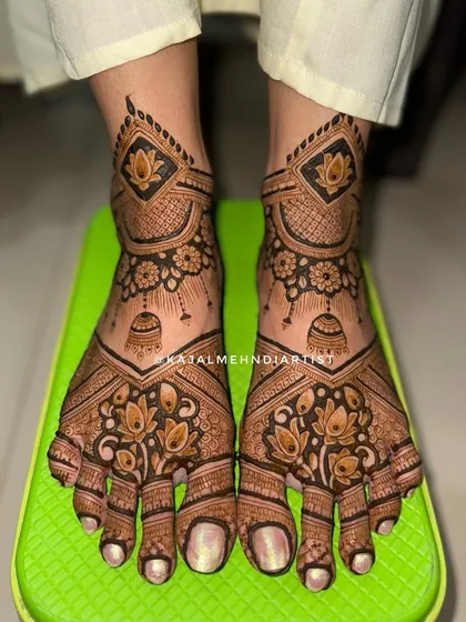 A top-down view of the bridal leg design against a bright green background.