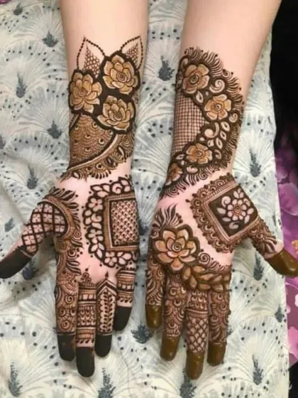 An example of two different bridal styles on each hand. This shows our versatility, combining floral patterns with geometric grids and traditional motifs to create a unique look for the bride.