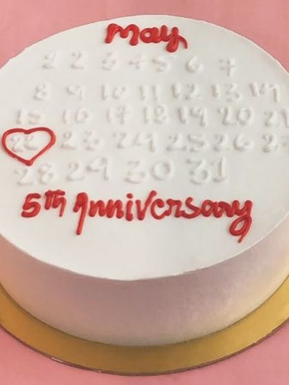 A creative and personal anniversary cake designed like a calendar page, with the special date circled. A unique way to commemorate your milestone.