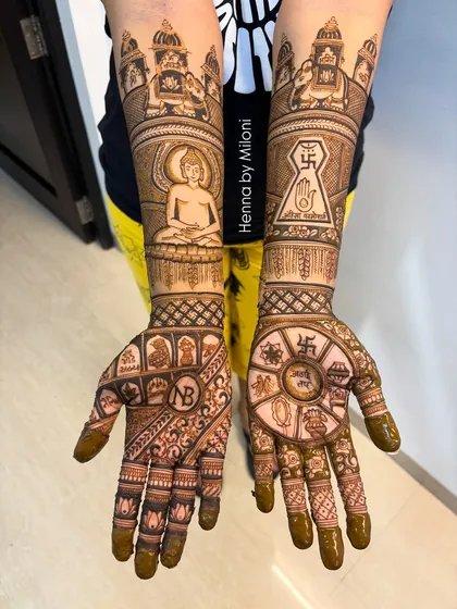 For me, creating a Jain Tapasya mehendi is a form of devotion. This design incorporates sacred symbols, the figure of Mahavir Swami, and other elements central to the spiritual journey of tapasvi, all done with the utmost care and respect.