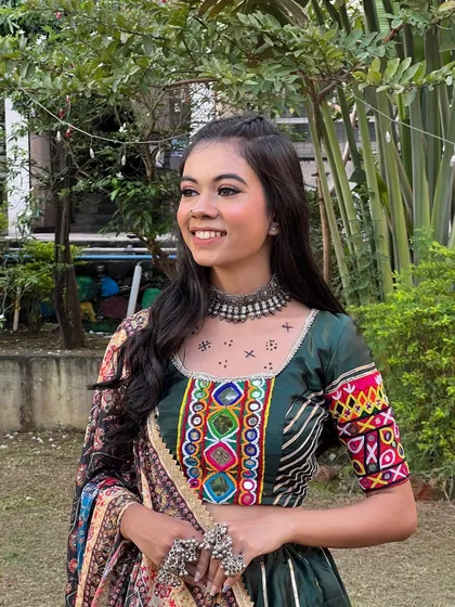 A side profile of this Navratri look, showing the simple yet elegant half-up hairstyle.