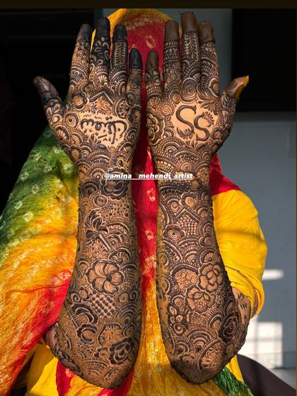 This design features the initials 'S' and 'S' on one palm and the name 'Sameera' in Arabic on the other.