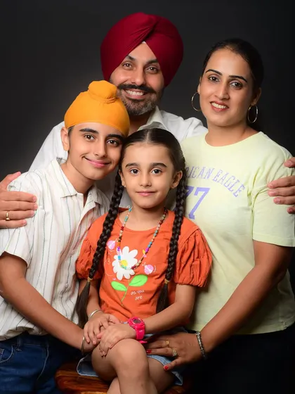 A classic family portrait that radiates happiness. In my studio, I make sure everyone is comfortable so I can capture your family's bond in a single, perfect frame.