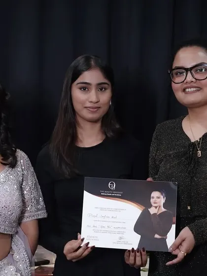 Another happy student certified after mastering the Glass Skin technique. Her dedication during the one-day masterclass was inspiring, and I can't wait to see her use these new skills.