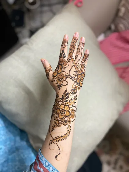 This is an example of an elegant Arabic-style henna vine. The design uses bold floral elements and leaves, with plenty of open skin for a modern and striking look.