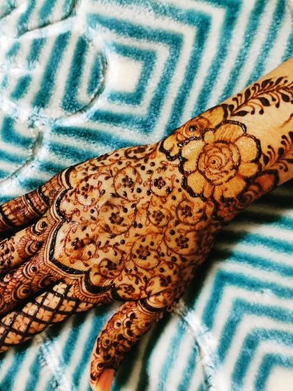 Another angle of this popular and trending henna design.