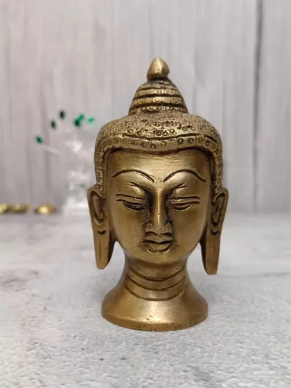 Brass se bana yeh Buddha head decor ke liye ek shant aur sundar piece hai. Yeh alag alag colors mein bhi available hai.