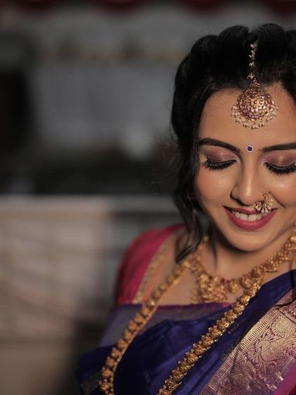 Chinmayi's varpooje look was absolutely captivating. We went for a dramatic smokey eye and a soft pink lip to complement her royal blue and pink Kanjeevaram saree.