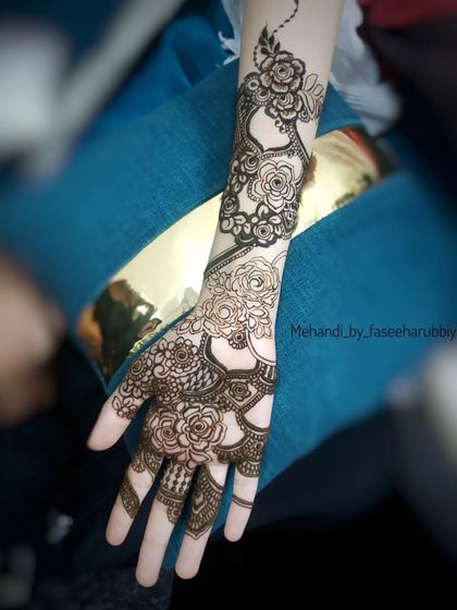 A final look at this artistic and unconventional floral henna design.