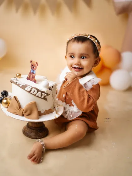 A sweet smile and a little bit of frosting make for the perfect cake smash photo. This teddy bear-themed first birthday session was full of adorable moments.