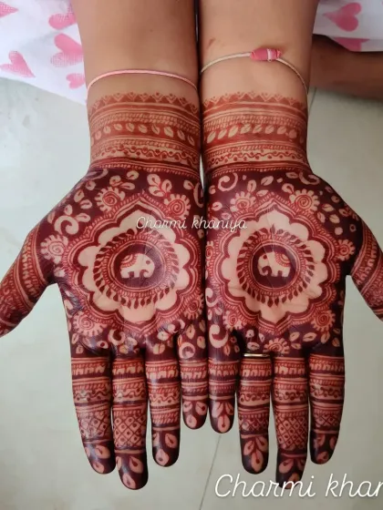 Look at that perfect mehendi stain! This is the result of good aftercare. The design, with its central elephant motif, has developed into a deep, rich color.