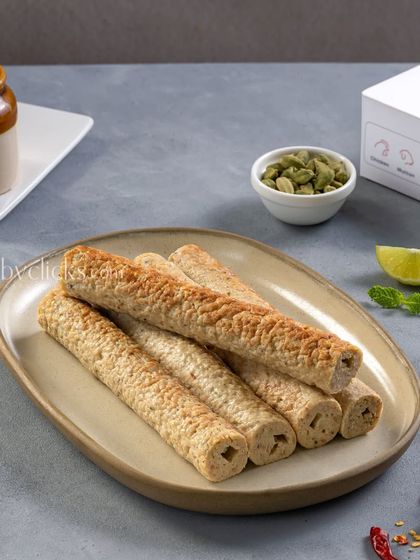 Classic chicken seekh kebabs from Zappfresh, shown with the product box and pickling spices.