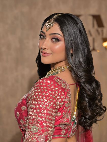 A complete bridal look featuring a heavy, gold-plated Kundan necklace, haath phool, and maang tikka, all available for rent.