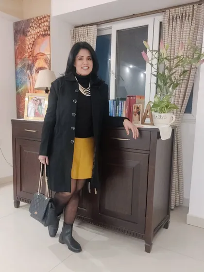 My styling approach adapts to every season. For a chilly Christmas Eve, I paired a warm wool skirt with a black jumper, boots, and an overcoat. A long string of pearls adds a touch of classic elegance, proving that you can stay warm without sacrificing style.